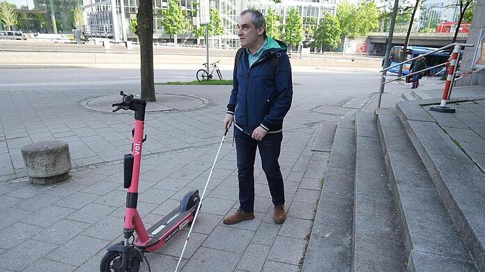 Für Stefan Unterstraßer kann auch der Weg zur U-Bahn gefährlich werden: 2021 stürzte er schwer über einen E-Scooter, welcher auf den Stufen zur U-Bahn lag. Die achtlos abgestellten Roller sind für ihn ein Problem.