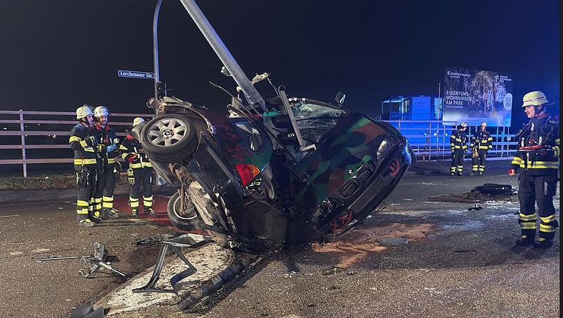 Der BMW hat sich regelrecht um den Ampelmast gewickelt