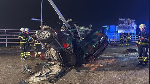 Der BMW hat sich regelrecht um den Ampelmast gewickelt