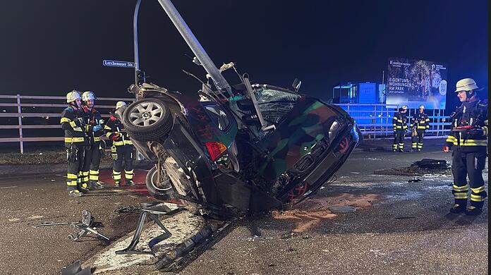 Der BMW hat sich regelrecht um den Ampelmast gewickelt