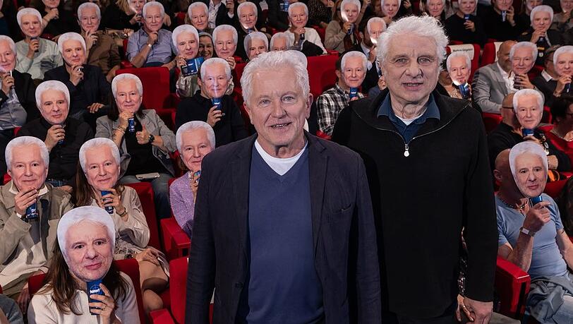 Begrüßung der besonderen Art für die beiden scheidenden "Tatort"-Stars Miroslav Nemec (li.) und Udo Wachtveitl. Begrüßung der besonderen Art für die beiden scheidenden "Tatort"-Stars Miroslav Nemec (li.) und Udo Wachtveitl.