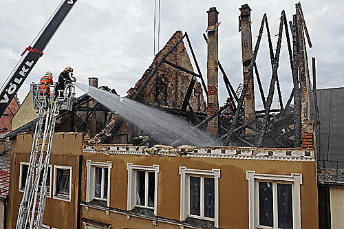 Der Dachstuhl des Mehrfamilienhauses in der Straubinger Altstadt brannt komplett aus.