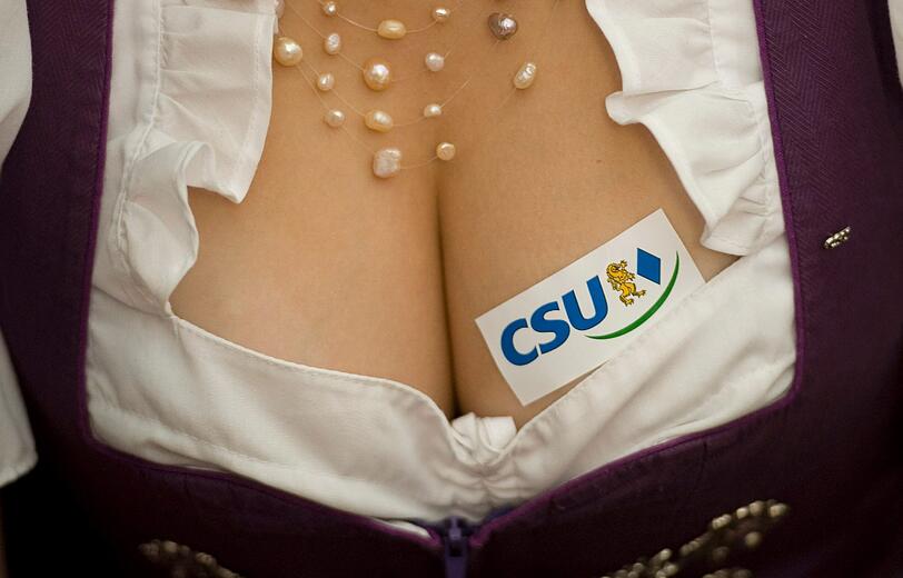 Eine Anhaengerin der CSU traegt am Montag im Hofbraeu-Zelt in Abensberg auf dem Gillamoos-Volksfest einen CSU-Aufkleber im Dekollete.