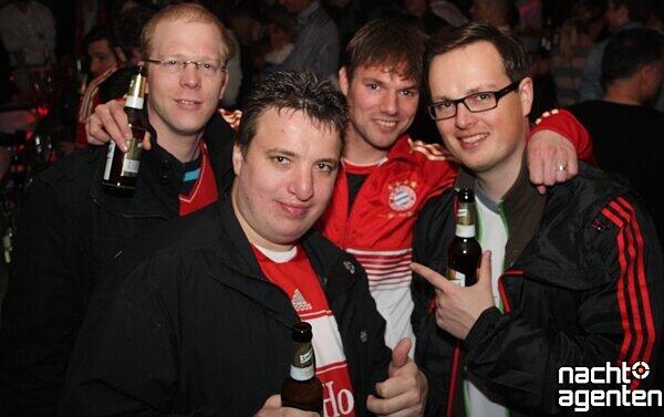 Am Dienstag hat der FC Bayern in der Allianz Arena Real Madrid abgezogen. Nach dem aufregenden Match feierten die Fans weiter, etwa beim "Love Tuesday" in der 089 Bar. Mehr Bilder unter: www.nachtagenten.de.