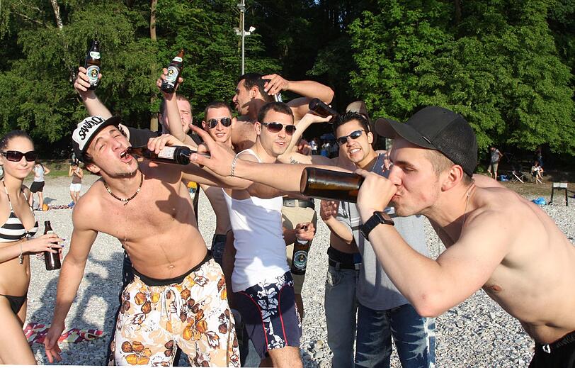 Zwar wird das Bier nie richtig kalt, die Steine sind furchtbar unbequem, und abends kann's auch mal kühl werden. Trotzdem sind die Isar-Festerl legendär. Außerdem lässt es sich super flirten.