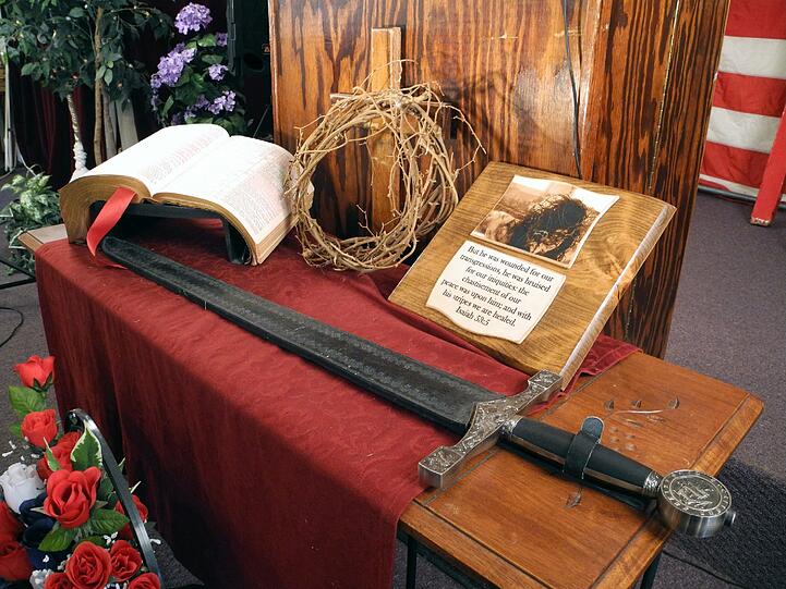 Eine Bibel, ein Dornenkranz und ein Schwert liegen auf dem Altar einer Kirche auf dem Gelände der "Knights Party" des Ku-Klux-Klan