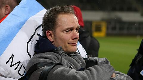 Olaf Bodden wird auf einem Krankenbett auf den Rasen des Grünwalder Stadions gefahren. Am 26. Mai wurde dort ein zweites Benefizspiel für den ehemaligen Löwen-Stürmer ausgetragen.