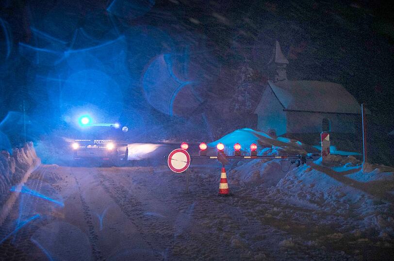 Trotz der Sperrung war die Frau auf der Straße aus Winklmoos kommend in Richtung Seegatterl unterwegs.