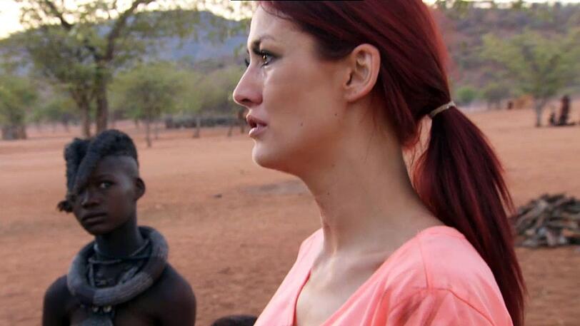 Auch die Dschungel-erprobte Fiona Erdmann kann die Tränen nicht zurückhalten. Schlachten die Himba zur Begrüßung ein Tier?