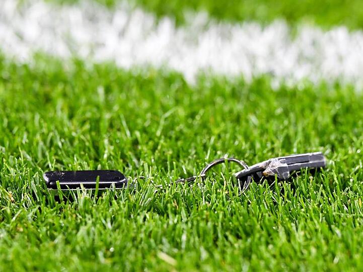 Ob das so intelligent war? - Ein Zuschauer hat Autoschlüssel auf das Spielfeld geworfen. Vielleicht die eines anderen.