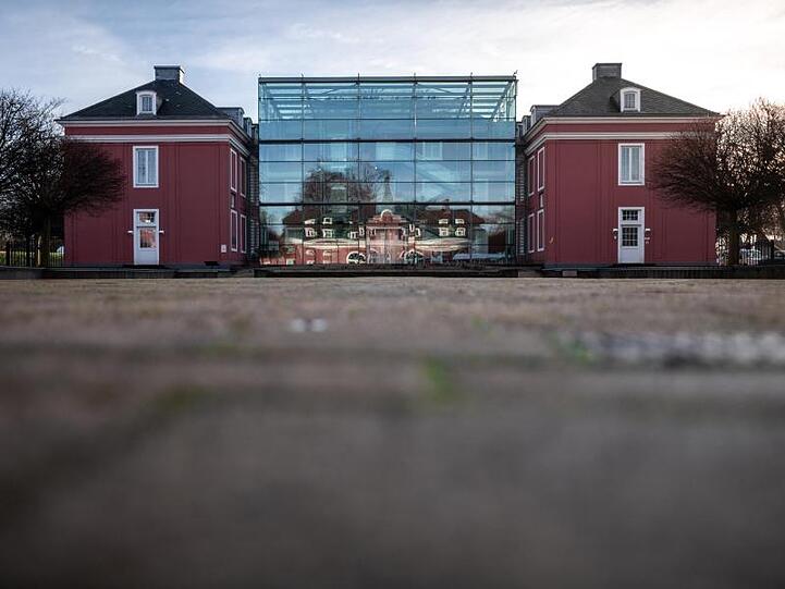 Das Schloß Oberhausen spiegelt sich im Eingangsbereich der Ludwiggalerie.