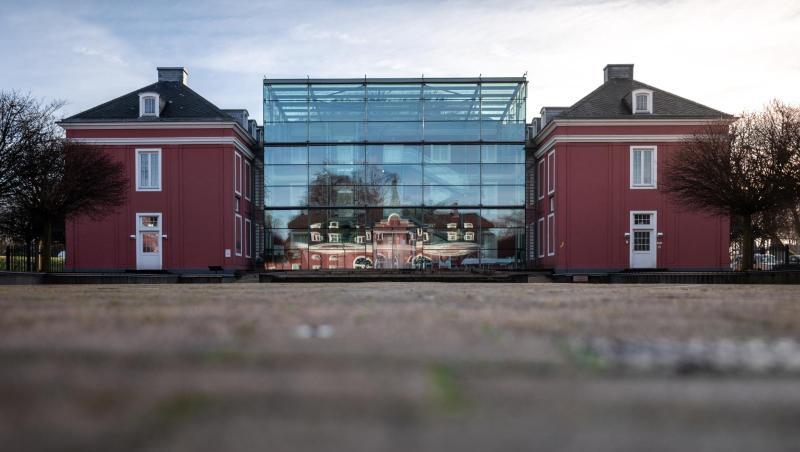 Das Schloß Oberhausen spiegelt sich im Eingangsbereich der Ludwiggalerie. Das Schloß Oberhausen spiegelt sich im Eingangsbereich der Ludwiggalerie.