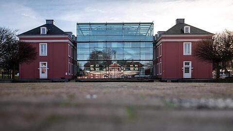 Das Schloß Oberhausen spiegelt sich im Eingangsbereich der Ludwiggalerie.