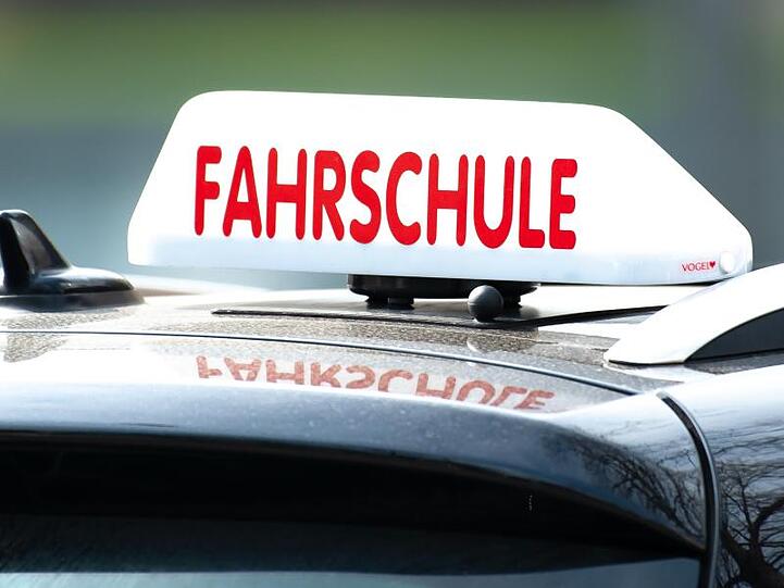 Ein Fahrschulauto ist in Göttingen unterwegs.