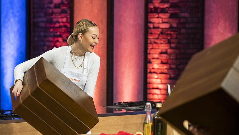 Cheyenne Ochsenknecht lüftet das Geheimnis der Mystery-Box am Anfang der Sendung "MasterChef Celebrity". Cheyenne Ochsenknecht lüftet das Geheimnis der Mystery-Box am Anfang der Sendung "MasterChef Celebrity".