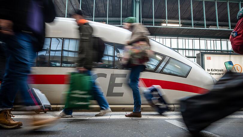 Über Ostern reisen so viele Fahrgäste wie noch nie im Fernverkehr der Deutschen Bahn. (Archivbild)
