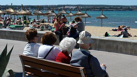 Nicht immer zieht es Menschen in Rente wie hier direkt nach Mallorca. Der Trend zur Fr&uuml;hrente war zuletzt aber ungebrochen. (Archivfoto)