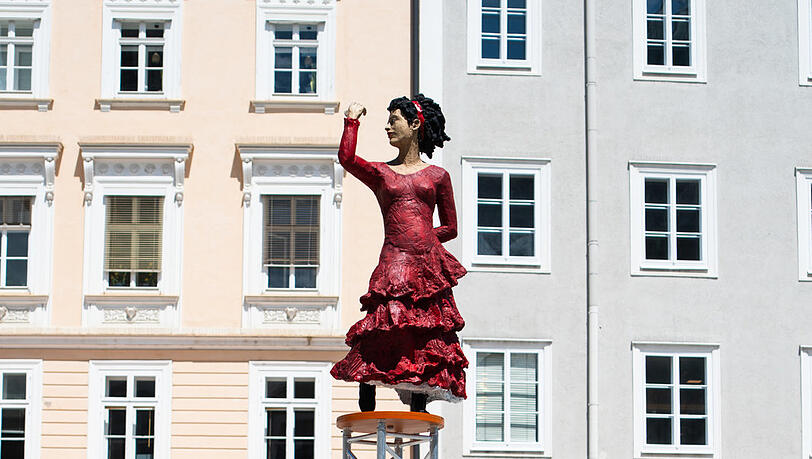 Auf dem Residenzplatz setzt Stephan Balkenhols „Carmen“ an zum Tanz. Auf dem Residenzplatz setzt Stephan Balkenhols „Carmen“ an zum Tanz.
