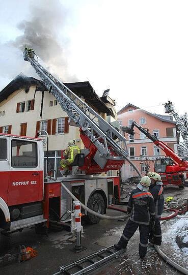 Großbrand im Oberallgäu - elf Personen kamen mit einer Rauchvergiftung ins Krankenhaus.