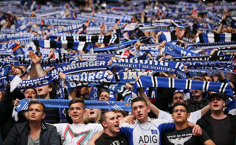Fans des HSV verfolgen das Relegationsrückspiel in der Imtech Arena in Hamburg.