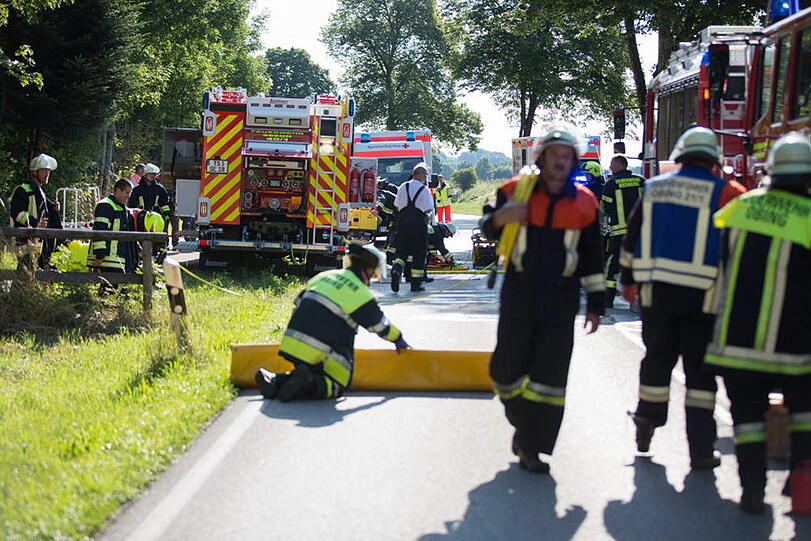 Bei Rabenden ist der Fahrer eines Mercedes beim Überholen frontal in einen BMW gekracht. Die Bilder