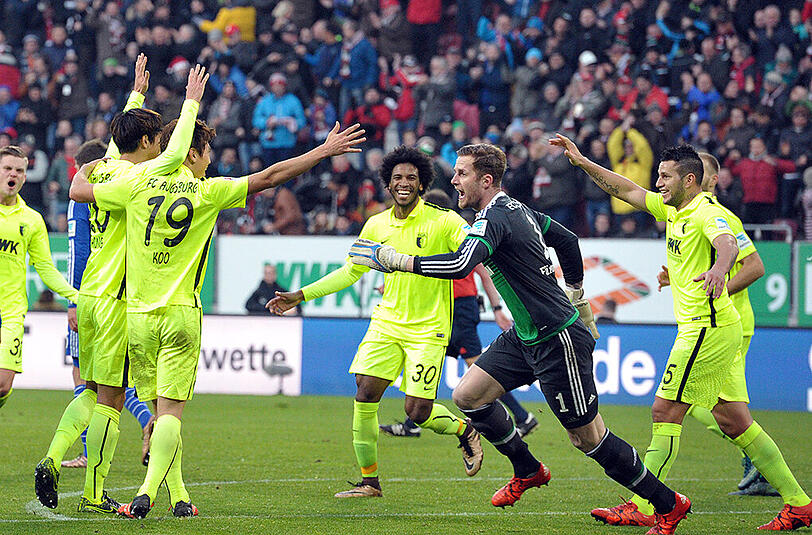 Die neongelben Sonder-Trikots brachten dem FC augsburg gegen Schalke offenbar Glück.