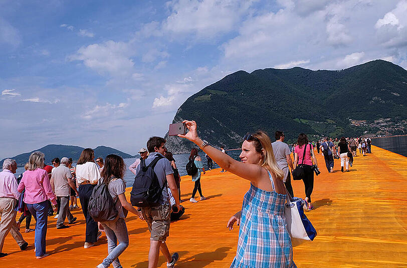 Christos Mammut-Installation "Floating Piers" ist fertig. Die beeindruckenden Bilder.