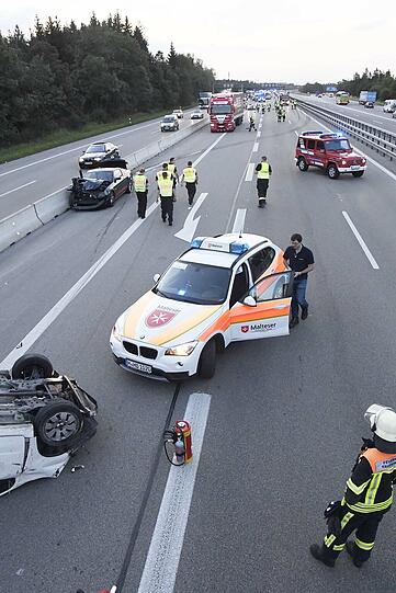 Der hochmotorisierte Mustang rammt den Fiat einfach von der Fahrspur.