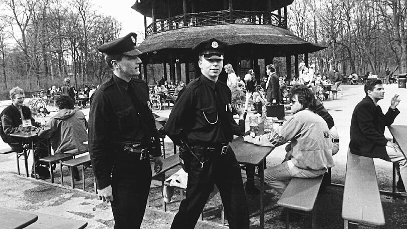 Lange Jahre haben sie hier zum gewohnten Anblick gehört: Schwarze Sheriffs vor dem Chinesischen Turm in den 80er Jahren.