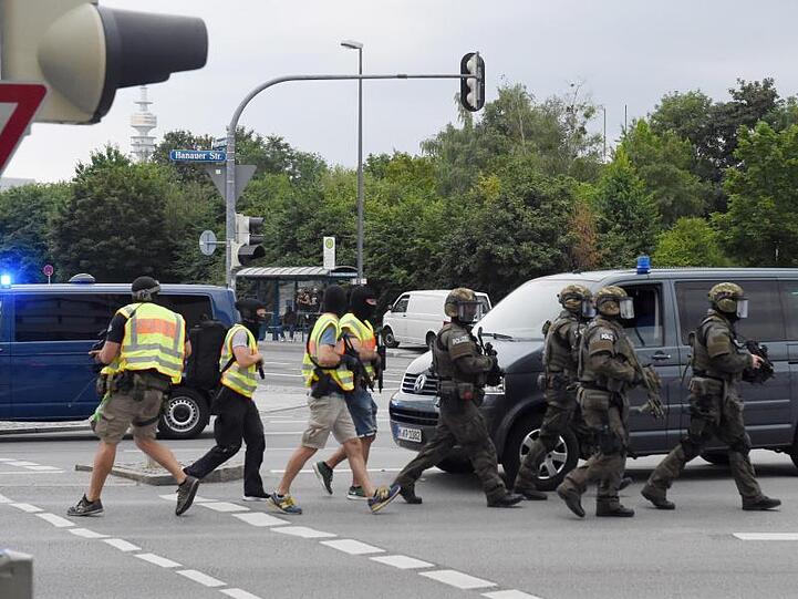 Polizisten in Spezialausrüstung in der Nähe des Olympia-Einkaufszentrums (OEZ). Das Bayerische Landeskriminalamt stuft die Tat als politisch motiviert ein.
