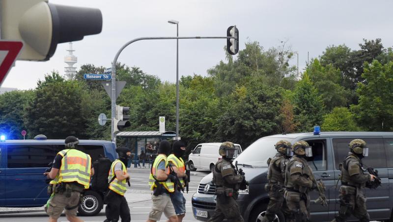 Polizisten in Spezialausrüstung in der Nähe des Olympia-Einkaufszentrums (OEZ). Das Bayerische Landeskriminalamt stuft die Tat als politisch motiviert ein. Polizisten in Spezialausrüstung in der Nähe des Olympia-Einkaufszentrums (OEZ). Das Bayerische Landeskriminalamt stuft die Tat als politisch motiviert ein.