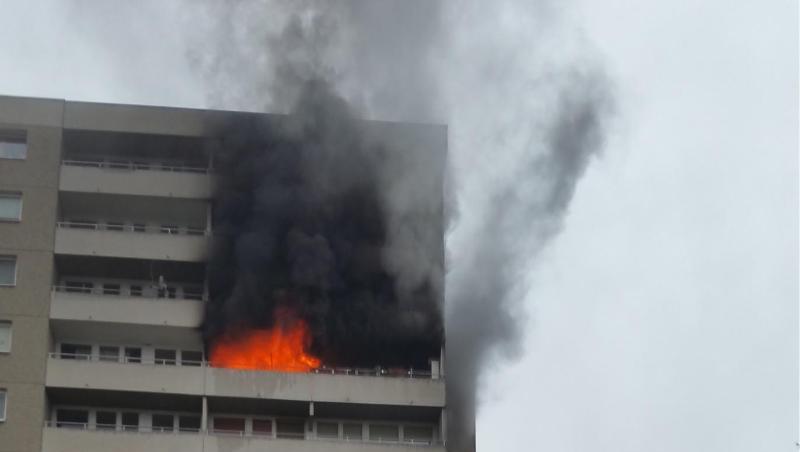 Feuerwehrleute stehen mit einem Löschzug vor einem Brennenden Hochhaus. Foto: Freiwillige Feuerwehr Puchheim-Bahnhof/dpa/Archiv Feuerwehrleute stehen mit einem Löschzug vor einem Brennenden Hochhaus. Foto: Freiwillige Feuerwehr Puchheim-Bahnhof/dpa/Archiv