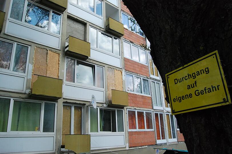 Die "Drachenburg" an der Luitpoldstraße 32 in Landshut ist nach der Nutzungsuntersagung und dem Auszug der zuletzt rund 200 Bewohner mittlerweile verwaist.