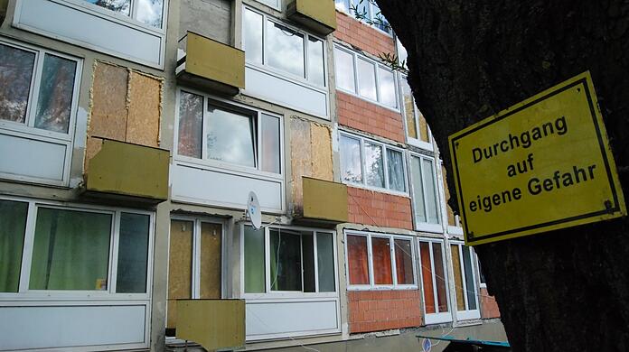 Die "Drachenburg" an der Luitpoldstraße 32 in Landshut ist nach der Nutzungsuntersagung und dem Auszug der zuletzt rund 200 Bewohner mittlerweile verwaist.