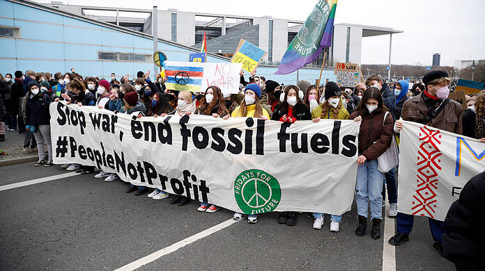 Anti-Kriegsdemo von Fridays for Future: "Je stärker Unternehmen in Russland oder der Ukraine engagiert sind, desto kritischer ist die Lage für sie", sagt Bertram Brossardt. (Symbolbild)