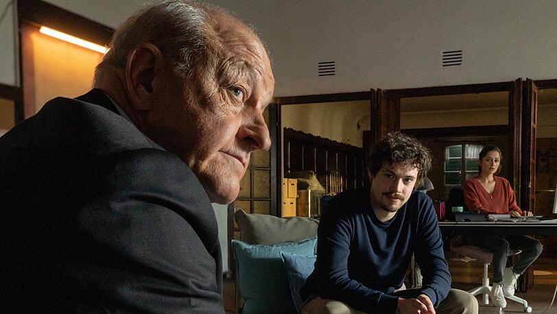 "Wilsberg: Fette Beute": Wilsberg (Leonard Lansink, l.) stattet Finn Kemper (Ron Helbig), dem Geschäftsführer eines Start-ups, einen Besuch ab.
