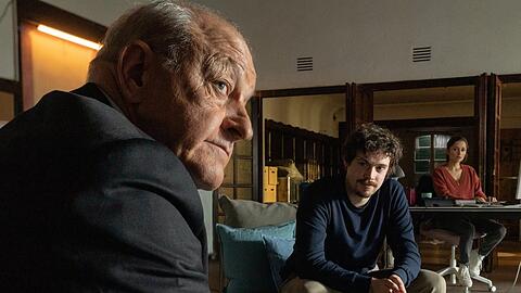 "Wilsberg: Fette Beute": Wilsberg (Leonard Lansink, l.) stattet Finn Kemper (Ron Helbig), dem Geschäftsführer eines Start-ups, einen Besuch ab.