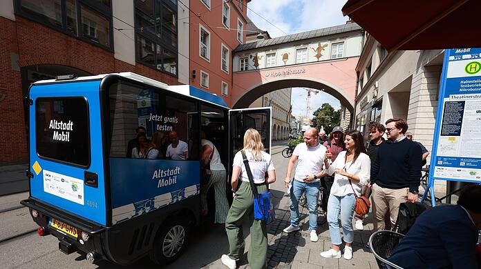 Blau und winzig: Das Altstadt-Mobil sammelt an der Haltestelle Theatinerstraße Fahrgäste ein.