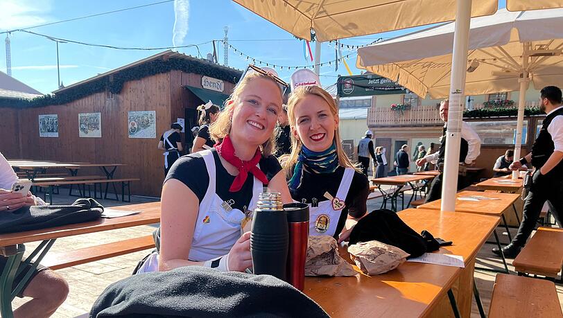 Zwei Wiesnbedienungen vor dem großen Ansturm