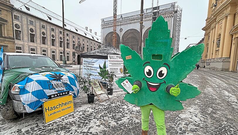 Wenzel Cerveny am Montag im Hanf-Kost&uuml;m am Odeonsplatz. Unerm&uuml;dlich k&auml;mpft er f&uuml;r ein besseres Image f&uuml;r Hanf - und jetzt auch um die Stadtratswahl.