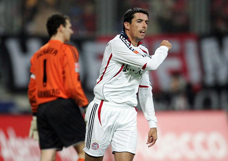Bayerns Top-Star Roy Makaay verzweifelt - soeben ist der Niederländer wieder an FCN-Keeper Raphael Schäfer gescheitert. Bayern ging im Frankenstadion mit 0:3 unter. Die Treffer für den Club erzielten Ivan Saenko, Ex-Löwe Markus Schroth und Robert Vittek. Bis heute war es der letzte Nürnberger Derby-Sieg.