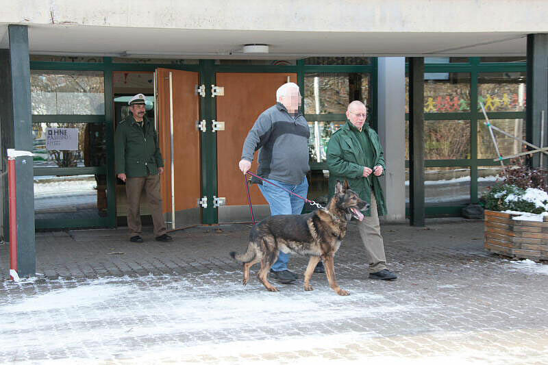 Aufruhr in Grafing: An einem Gymnasium gingen mehrere Bombendrohungen ein. Das Gebäude und die nähere Umgebung wurden am Montagvormittag evakuiert, Polizei und Feuerwehr suchten mit einem Spürhund nach einer möglichen Sprengstoffladung.