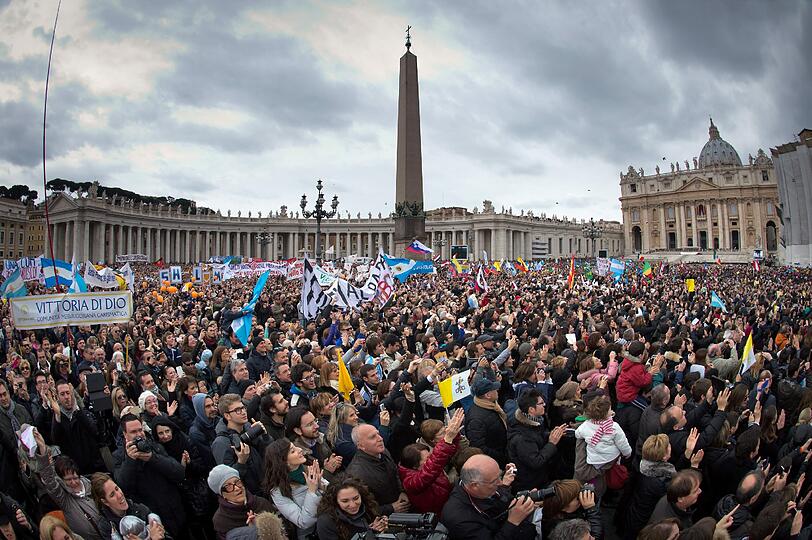 Papst Franziskus hält sein erstes Angelus-Gebet. Auf dem Petersplatz jubelt ihm die Menge zu. Die Bilder aus Rom.
