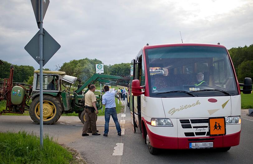 Tragischer Unfall im Nürnberger Land: Ein 13-Jähriger stirbt, als ein Traktor mit einem Schulbus zusammenstößt.