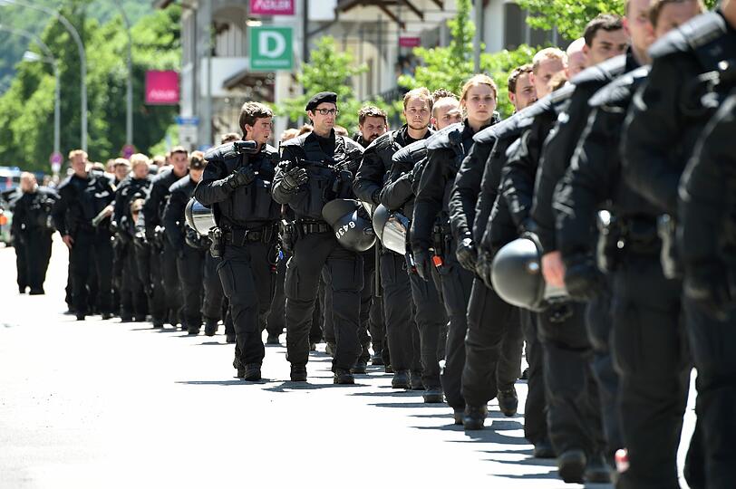 Friedlich, aber unübersichtlich: Durch Garmisch ziehen einige hundert Menschen, andere sind mit Fahrrädern gestartet, mehrere Demonstrationen gehen - wenngleich auf behördlich verkürzten Routen - sportlich ambitioniert und auf Bergwegen Richtung Schloss. Die besten Bilder vom G7-Protest zum Durchklicken.