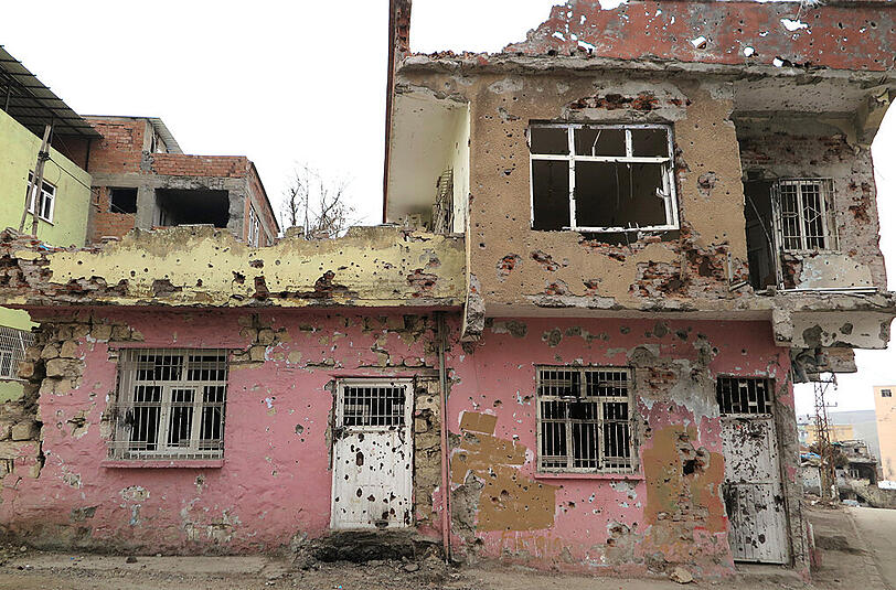 Ein zerstörtes Haus in Silvan im Südosten der Türkei. In der Region herrschen bürgerkriegsähnliche Verhältnisse, seit Sicherheitskräfte gegen die Kämpfer der verbotenen kurdischen Arbeiterpartei PKK vorgehen.