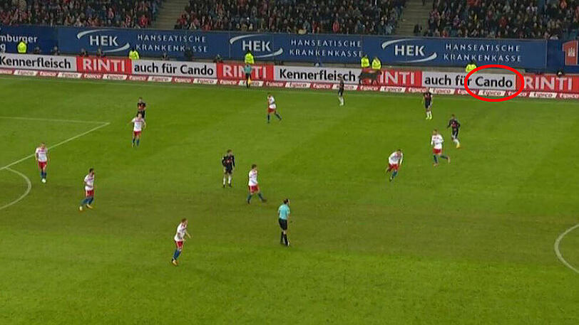 "Kennerfleisch &ndash; auch für Cando": Auf der Werbebande beim Spiel des HSV gegen Bayern geht es plötzlich um Heynckes&rsquo; Hund.
