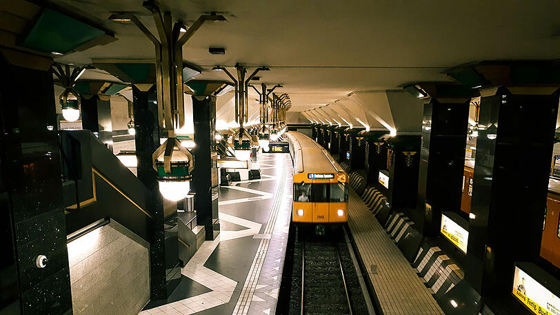 Der Berliner U-Bahnhof Rathaus Spandau wurde vom Architekten Rainer G. Rümmler entworfen und 1984 eröffnet. Seit 2017 steht er unter Denkmalschutz.