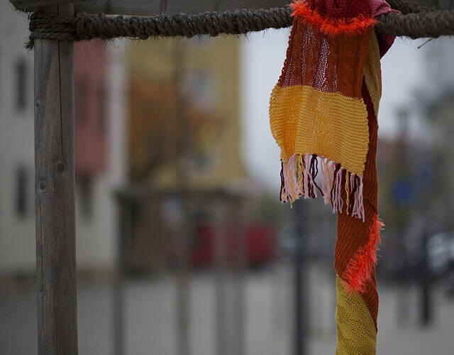 Seit Mittwoch ist Untergiesing ein bisschen bunter - dank der gestrickten Kunstaktion "BunterGiesing".