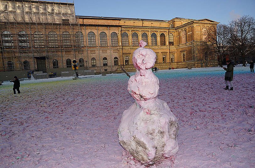 Farbige Winterlandschaft vor der Alten Pinakothek: Seit Montagmittag versprühen die Schneekanonen eingefärbten Schnee.